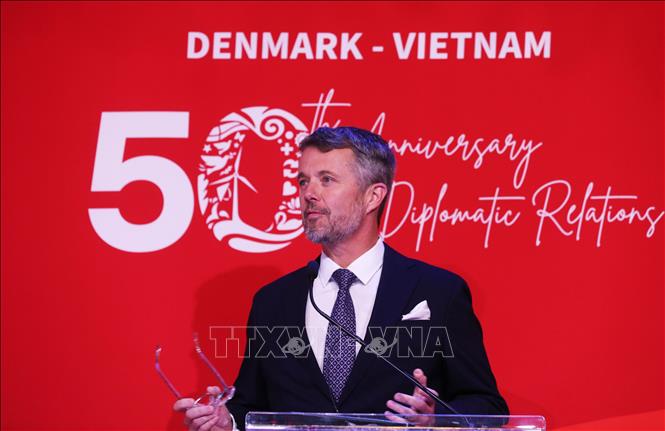 Danish Crown Prince Frederik speaks at the ceremony. VNA Photo: Lâm Khánh 