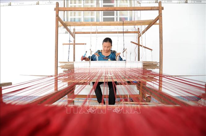 Neàng Chay Ty, a Khmer weaver at Srây Sakốth, Van Giao commune, concentrates on her loom. VNA Photo: Công Mạo