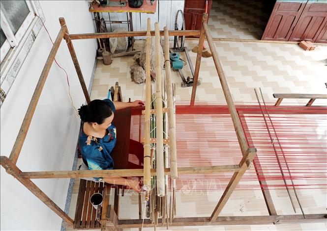 Neàng Chay Ty, a Khmer weaver at Srây Sakốth, Van Giao commune, concentrates on her loom. VNA Photo: Công Mạo