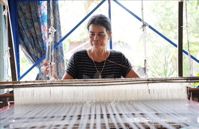 Neang Samon, an elder weaver at Srây Sakốth, Van Giao commune, has practised her craft for over 40 years.  VNA Photo: Công Mạo