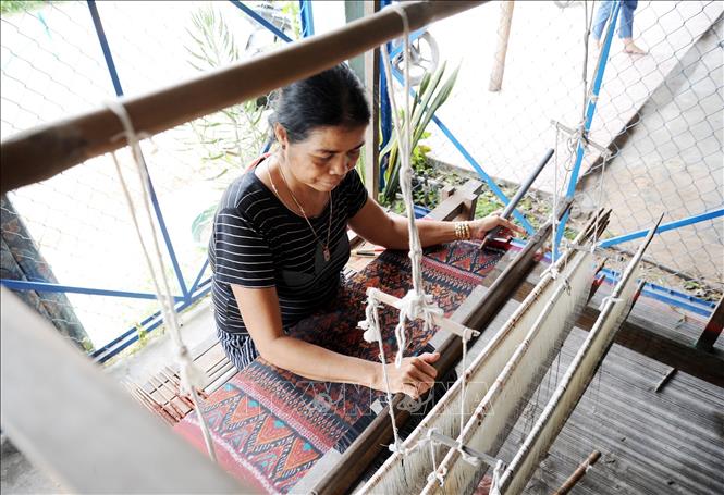 Neang Samon, an elder weaver at Srây Sakốth, Van Giao commune, has practised her craft for over 40 years. She makes incredible brocade pieces with intricate patterns and beautiful yet rare colour combinations. VNA Photo: Công Mạo