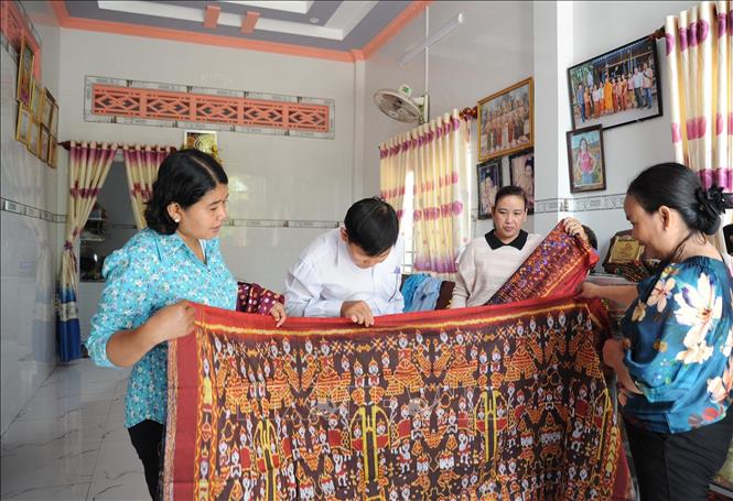Brocade fabric from Van Giao commune have unique patterns that their weavers creatively design. VNA Photo: Công Mạo