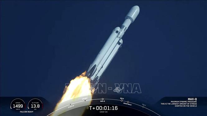 Trong ảnh: Tên lửa đẩy Falcon Heavy được phóng từ trạm không gian Cape Canaveral ở bang Florida, Mỹ, ngày 1/11/2022. Ảnh: AFP/TTXVN