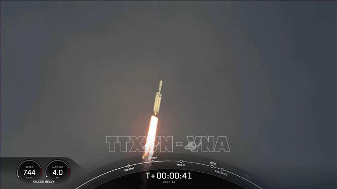 Trong ảnh: Tên lửa đẩy Falcon Heavy được phóng từ trạm không gian Cape Canaveral ở bang Florida, Mỹ, ngày 1/11/2022. Ảnh: AFP/TTXVN