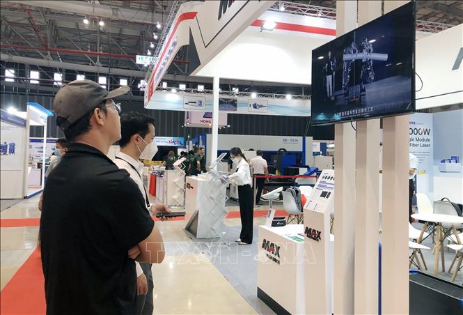 Trong ảnh: Doanh nghiệp đầu tư thiết bị công nghệ quảng bá sản phẩm tại gian hàng tham gia VINAMAC EXPO 2022. Ảnh: Mỹ Phương - TTXVN.