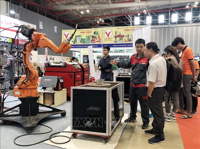 Trong ảnh: Nhiều đơn vị sản xuất trưng bày máy móc, thiết bị hiện đại tại VINAMAC EXPO 2022. Ảnh: Mỹ Phương - TTXVN.