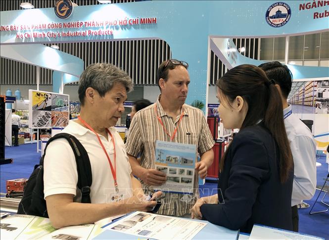 Trong ảnh: VINAMAC EXPO 2022 thu hút sự quan tâm của doanh nghiệp trong và ngoài nước tham gia. Ảnh: Mỹ Phương - TTXVN.