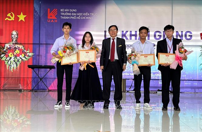 Trong ảnh: Khen thưởng 4 tân thủ khoa các ngành tại Lễ Khai giảng. Ảnh: Ánh Tuyết - TTXVN