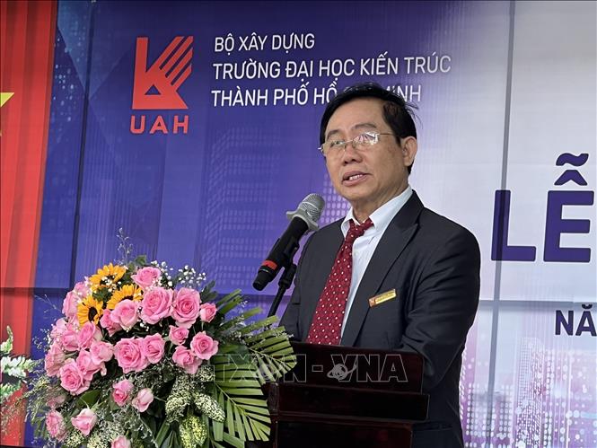 Trong ảnh: Phó Giáo sư, Tiến sĩ Lê Văn Thương, Hiệu trưởng Trường Ðại học Kiến trúc thành phố Hồ Chí Minh phát biểu tại Lễ Khai giảng. Ảnh: Ánh Tuyết - TTXVN