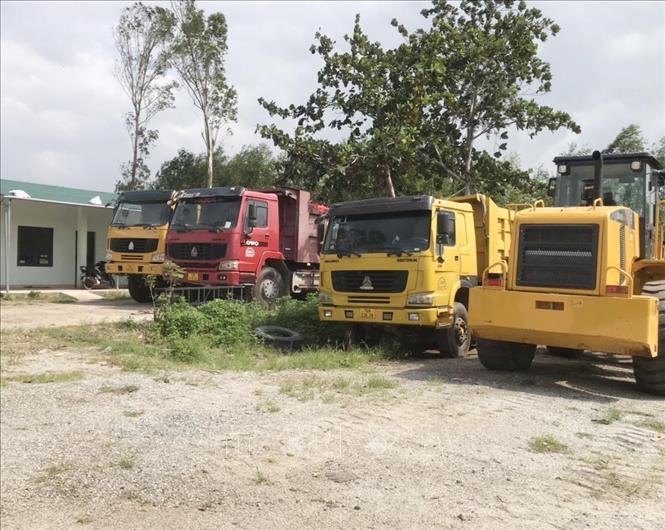 Công ty Trách nhiệm hữu hạn đầu tư ICR Quảng Ngãi phải dừng khai thác tập kết máy móc, phương tiện do người dân cản trở hoạt động. Ảnh: Phạm Cường-TTXVN