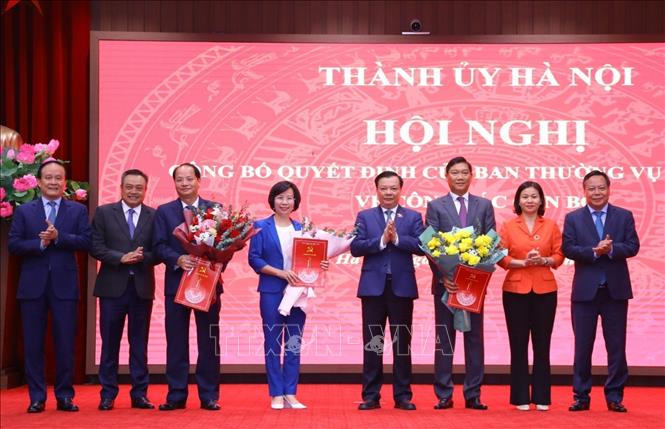 Lãnh đạo Thành phố Hà Nội chúc mừng các đồng chí vừa được trao quyết định nhận nhiệm vụ mới. Ảnh: Văn Điệp - TTXVN