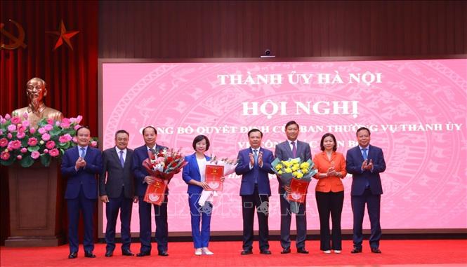 Lãnh đạo Thành phố Hà Nội chúc mừng các đồng chí vừa được trao quyết định nhận nhiệm vụ mới. Ảnh: Văn Điệp - TTXVN