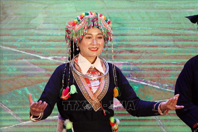 Các nghệ sĩ không chuyên huyện Bình Gia trình diễn trang phục truyền thống và hát dân ca các dân tộc thiểu số tại Liên hoan. Ảnh: Anh Tuấn - TTXVN