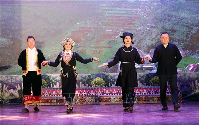 Đoàn huyện Bình Gia trình diễn trang phục truyền thống và hát dân ca các dân tộc thiểu số tại Liên hoan. Ảnh: Anh Tuấn - TTXVN