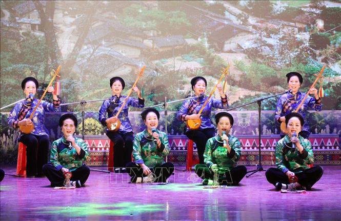 Đoàn Thành phố Lạng Sơn trình diễn trang phục truyền thống và hát dân ca các dân tộc thiểu số tại Liên hoan. Ảnh: Anh Tuấn - TTXVN