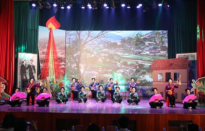 Đoàn Thành phố Lạng Sơn trình diễn trang phục truyền thống và hát dân ca các dân tộc thiểu số tại Liên hoan. Ảnh: Anh Tuấn - TTXVN