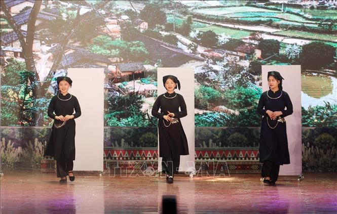 Đoàn Thành phố Lạng Sơn trình diễn trang phục truyền thống và hát dân ca các dân tộc thiểu số tại Liên hoan. Ảnh: Anh Tuấn - TTXVN