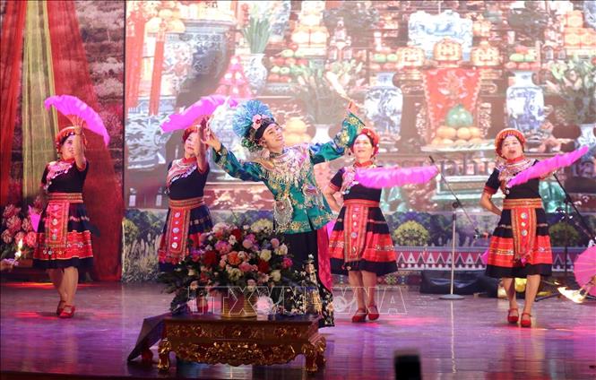 Đoàn Thành phố Lạng Sơn trình diễn trang phục truyền thống và hát dân ca các dân tộc thiểu số tại Liên hoan. Ảnh: Anh Tuấn - TTXVN