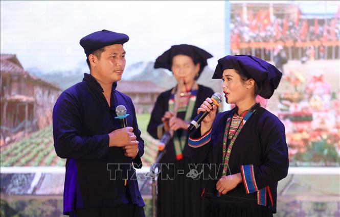 Đoàn huyện Tràng Định trình diễn trang phục truyền thống và hát dân ca các dân tộc thiểu số tại Liên hoan. Ảnh: Anh Tuấn - TTXVN