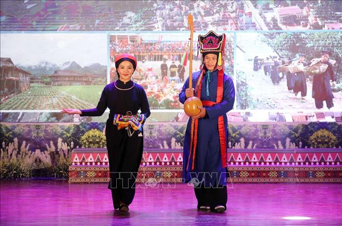 Đoàn huyện Tràng Định trình diễn trang phục truyền thống và hát dân ca các dân tộc thiểu số tại Liên hoan. Ảnh: Anh Tuấn - TTXVN