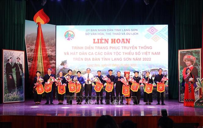 Các đoàn tham gia Liên hoan trình diễn trang phục truyền thống và hát dân ca các dân tộc thiểu số Việt Nam trên địa bàn tỉnh Lạng Sơn năm 2022 nhận cờ lưu niệm của Ban tổ chức. Ảnh: Anh Tuấn - TTXVN