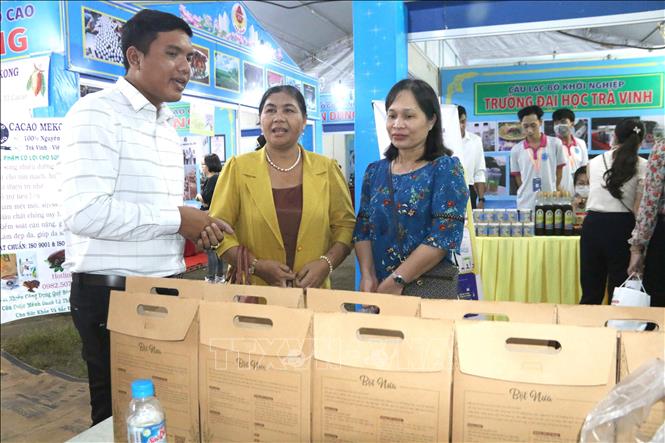 Đại biểu tham quan các gian hàng của Chợ khởi nghiệp. Ảnh: Thanh Hòa- TTXVN