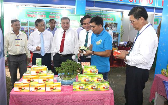 Đại biểu tham quan các gian hàng của Chợ khởi nghiệp. Ảnh: Thanh Hòa - TTXVN