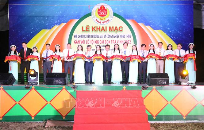 Đại biểu cắt băng khai mạc hội chợ. Ảnh: Thanh Hòa - TTXVN