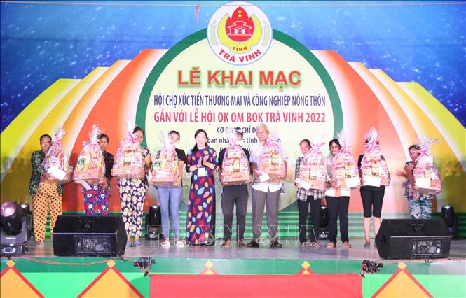 Ban Tổ chức hội chợ tặng quà cho hộ nghèo, có hoàn cảnh khó khăn. Ảnh: Thanh Hòa - TTXVN