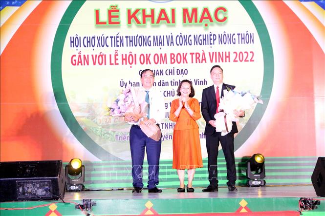 Ban Tổ chức hội chợ tặng hoa cám ơn cho các đơn vị tài trợ. Ảnh: Thanh Hòa- TTXVN