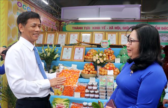 Lãnh đạo Tỉnh ủy Sóc Trăng thăm các gian trưng bày sản phẩm tại Hội chợ Xúc tiến thương mại. Ảnh: Trung Hiếu - TTXVN