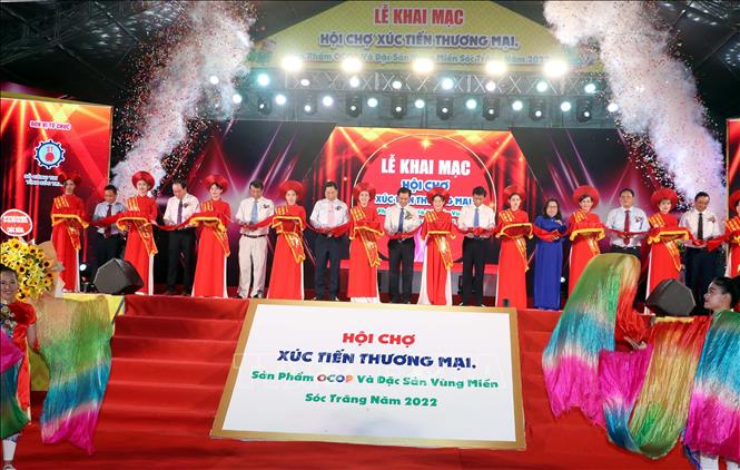 Lãnh đạo tỉnh Sóc Trăng cắt băng khai mạc Hội chợ. Ảnh: Trung Hiếu - TTXVN