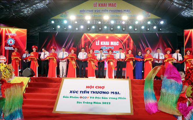 Lãnh đạo tỉnh Sóc Trăng cắt băng khai mạc Hội chợ. Ảnh: Trung Hiếu - TTXVN