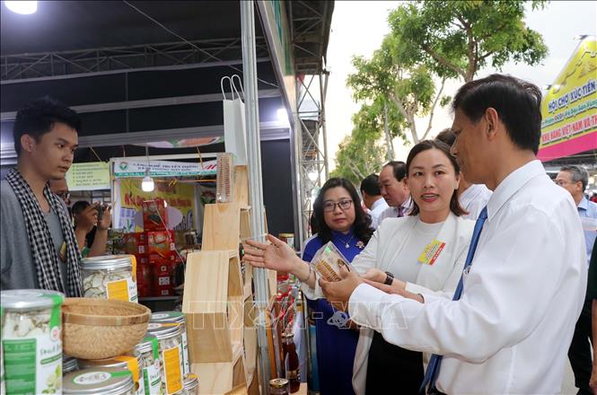 Lãnh đạo Tỉnh ủy Sóc Trăng thăm các gian trưng bày sản phẩm tại Hội chợ Xúc tiến thương mại. Ảnh: Trung Hiếu - TTXVN