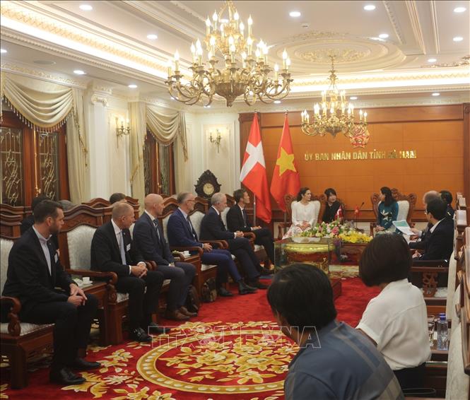 Danish Crown Princess Mary Elizabeth meets with Deputy Secretary of Ha Nam province’s Party Committee Dinh Thi Lua. VNA Photo: Thanh Tuấn