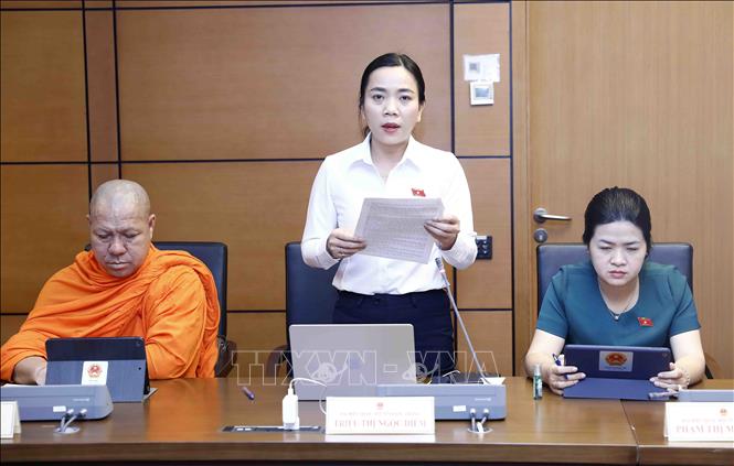 Trong ảnh: Đại biểu Quốc hội tỉnh Sóc Tăng Triệu Thị Ngọc Diễm thảo luận tại tổ. Ảnh: An Đăng - TTXVN