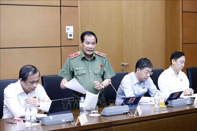 Trong ảnh: Đại biểu Quốc hội thành phố Cần Thơ Nguyễn Văn Thuận phát biểu tại tổ. Ảnh: An Đăng - TTXVN