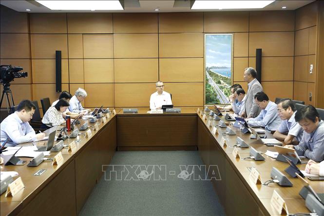Trong ảnh: Đại biểu Quốc hội các tỉnh Tây Ninh, Phú Yên, Nghệ An thảo luận tại tổ. Ảnh: An Đăng - TTXVN