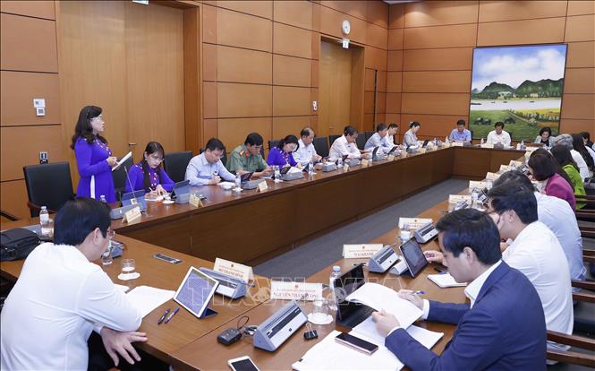 Đoàn đại biểu các tỉnh Hưng Yên, Ninh Bình, Kiên Giang và TP. Cần Thơ thảo luận ở tổ. Ảnh: Doãn Tấn - TTXVN