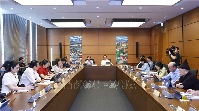 Đoàn đại biểu các tỉnh Quảng Ninh, Kon Tum, Tiền Giang thảo luận ở tổ. Ảnh: Doãn Tấn - TTXVN