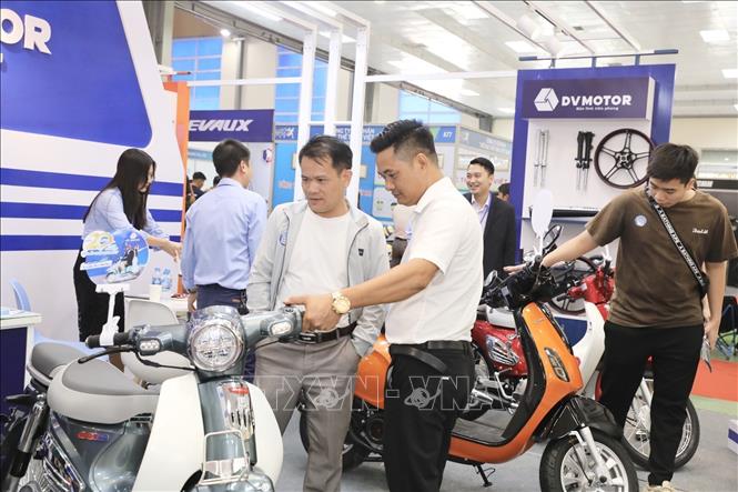 Khách tham quan triển lãm. Ảnh: Minh Quyết - TTXVN