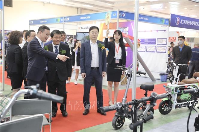 Đại biểu tham quan triển lãm. Ảnh: Minh Quyết - TTXVN
