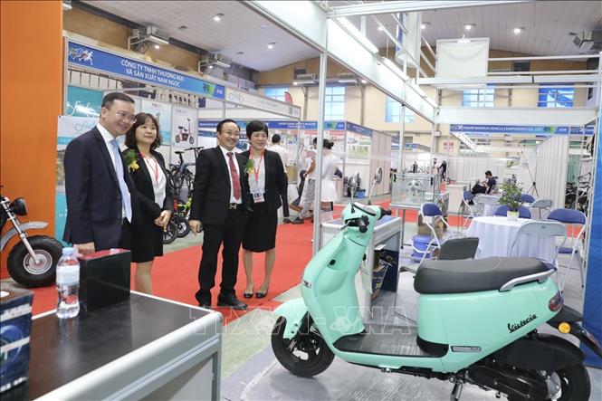 Đại biểu tham quan triển lãm. Ảnh: Minh Quyết - TTXVN