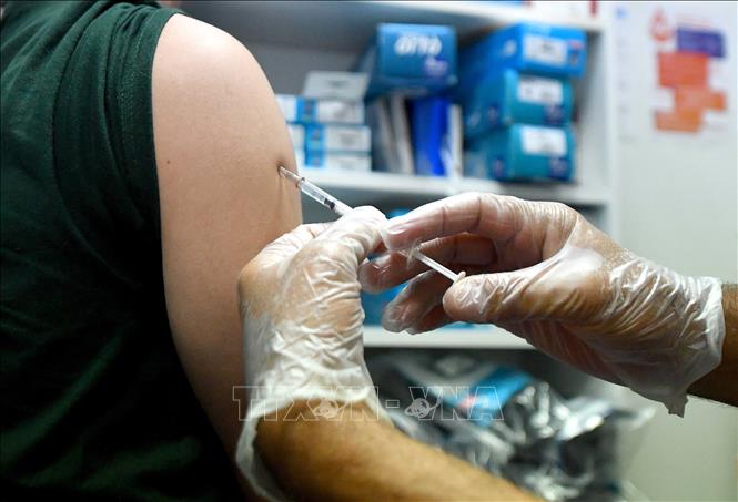 Trong ảnh (tư liệu): Nhân viên y tế tiêm vaccine phòng bệnh đậu mùa khỉ cho người dân tại Lille, Pháp, ngày 10/8/2022. Ảnh: AFP/ TTXVN