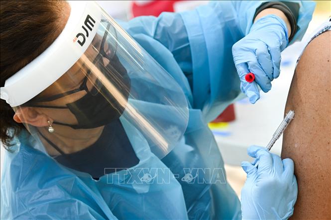Trong ảnh (tư liệu): Nhân viên y tế tiêm vaccine phòng bệnh đậu mùa khỉ cho người dân tại Los Angeles, California, Mỹ, ngày 9/8/2022. Ảnh: AFP/ TTXVN