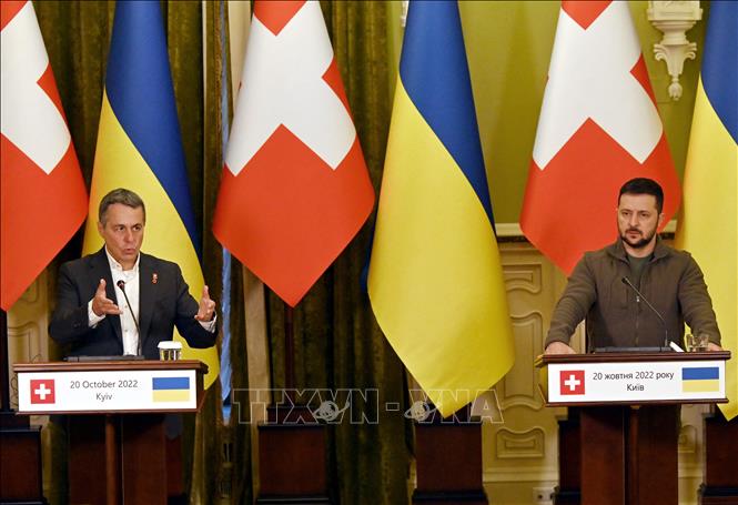 Trong ảnh (tư liệu): Tổng thống Ukraine Volodymyr Zelensky (phải) và Tổng thống Thụy Sĩ Ignazio Cassis tại cuộc họp báo chung ở Kiev ngày 20/10/2022. Ảnh: AFP/ TTXVN