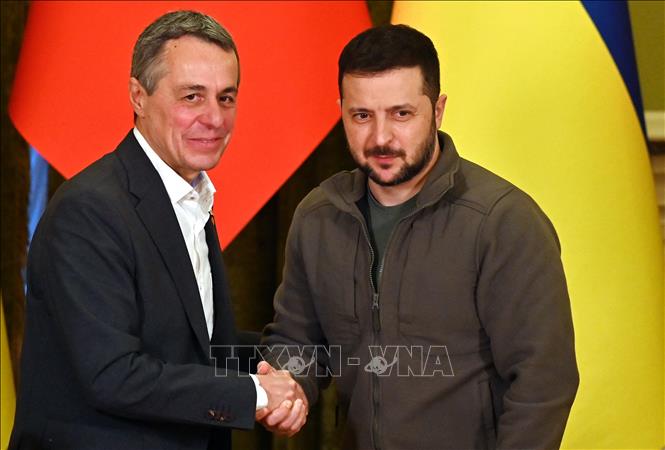 Trong ảnh (tư liệu): Tổng thống Ukraine Volodymyr Zelensky (phải) và Tổng thống Thụy Sĩ Ignazio Cassis tại cuộc họp báo chung ở Kiev ngày 20/10/2022. Ảnh: AFP/ TTXVN