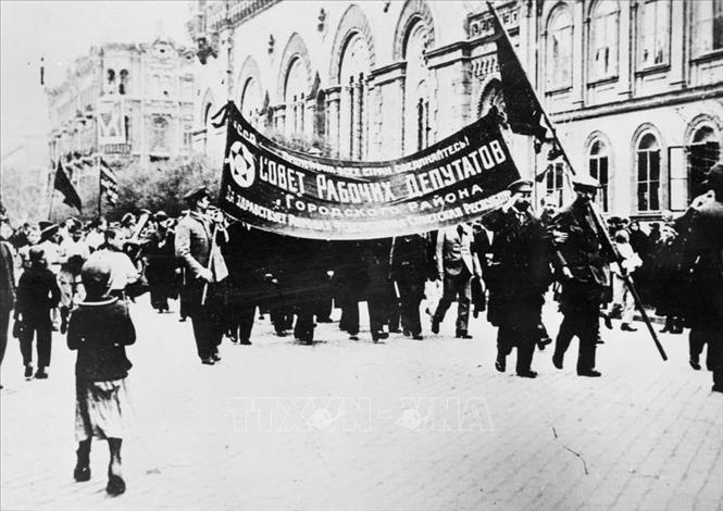 Nhân dân đổ về Quảng trường Kiev trong những ngày đầu Cách mạng năm 1917. Ảnh: Tư liệu quốc tế/TTXVN phát