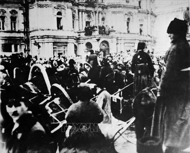 Nhân dân đổ về Quảng trường Kiev trong những ngày đầu Cách mạng năm 1917. Ảnh: Tư liệu quốc tế/TTXVN phát
