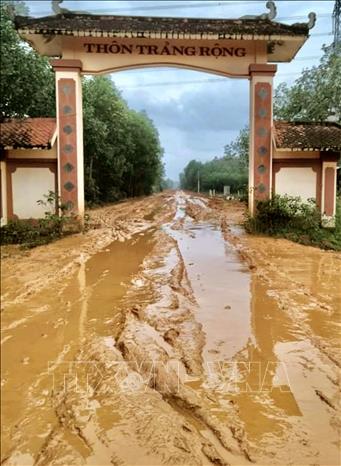 Tuyến đường liên huyện đoạn Trảng Rộng (xã Hải Thái, huyện Gio Linh) ngập bùn đất khiến người dân đi lại rất khó khăn. Ảnh: Nguyên Linh-TTXVN